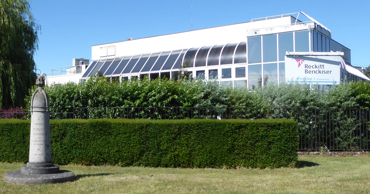 Fachada da fábrica Reckitt Benckiser em Chartres, França, em junho de 2020.
