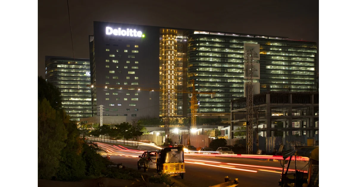 Escritório da Deloitte em Hyderabad à noite, fotografado em junho de 2021.