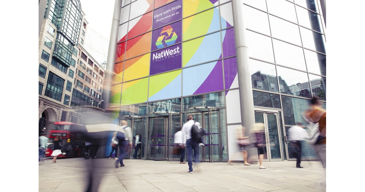 Fachada do NatWest em Londres, com pessoas na calçada.
