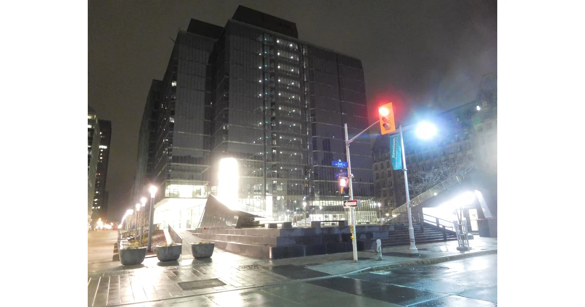 Edifício do Banco do Canadá visto da Bank Street, em Ottawa, à noite, em abril de 2017.