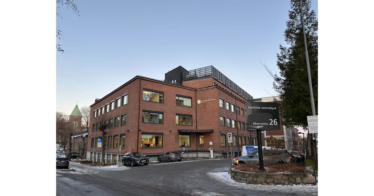 Edifício da Statistics Norway em Oslo, com identificação na fachada e placa de acesso.