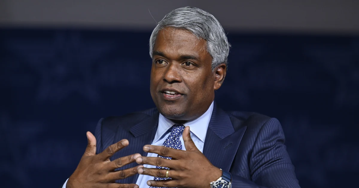 Thomas Kurian, do Google Cloud, de terno azul, falando e gesticulando em uma conferência