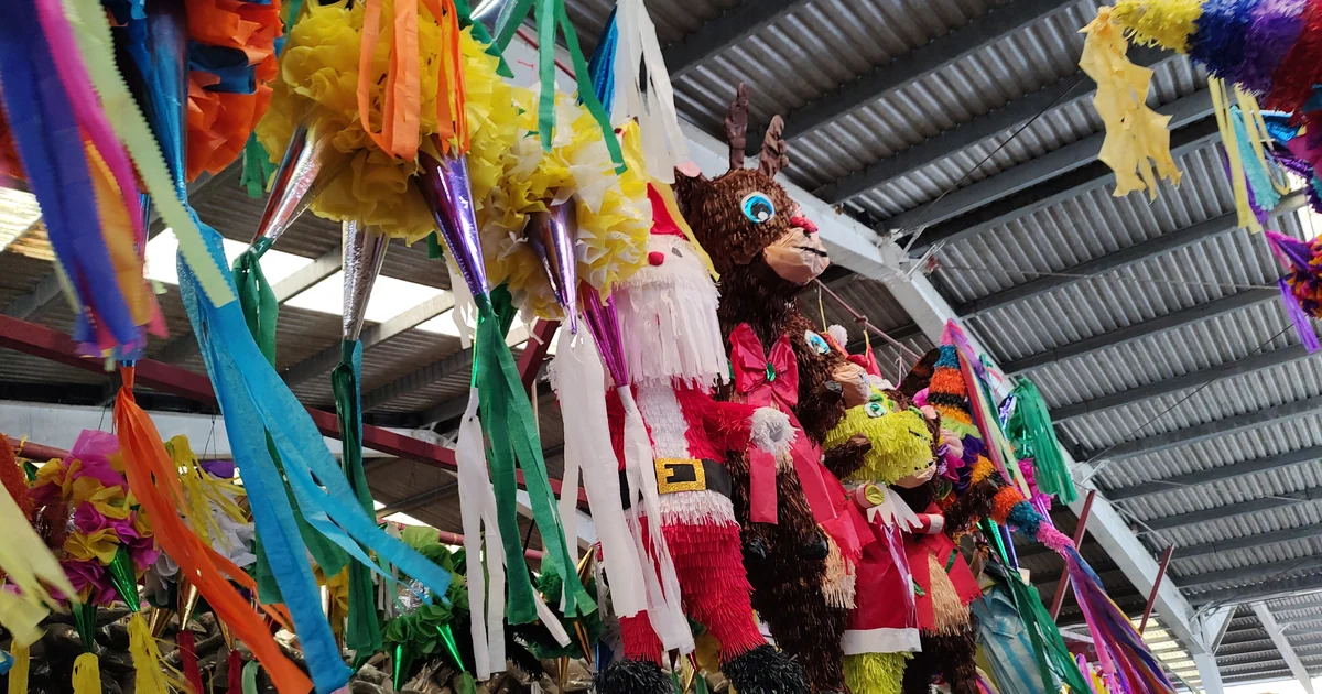 Meta divulga recorte mexicano de pesquisa sobre creators e compras de fim de ano Piñatas natalinas expostas no Mercado Cerritos, em Orizaba, México