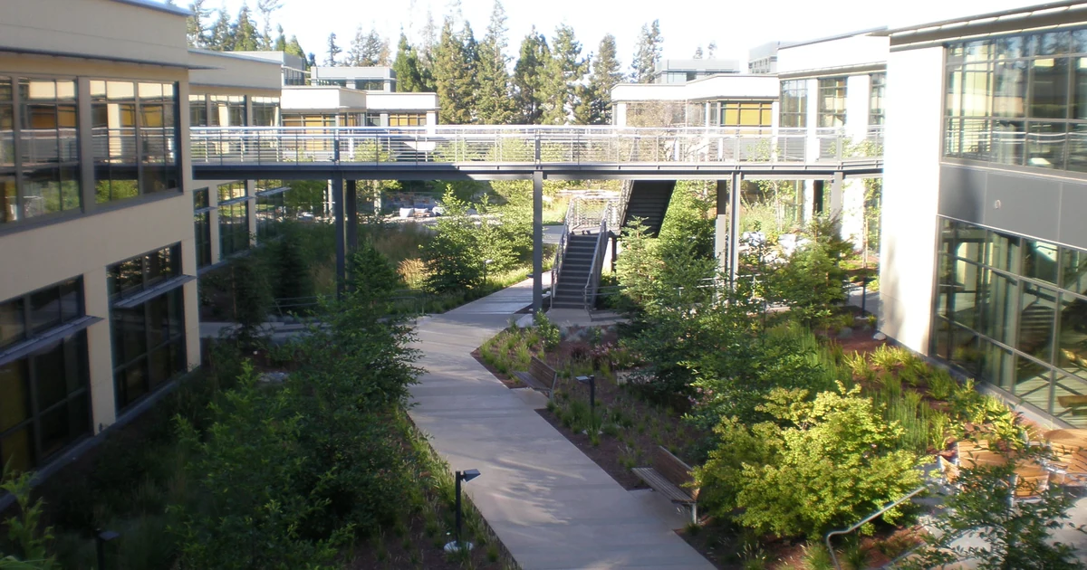 Edifícios e passarela do campus da VMware em Palo Alto, Califórnia, em julho de 2008