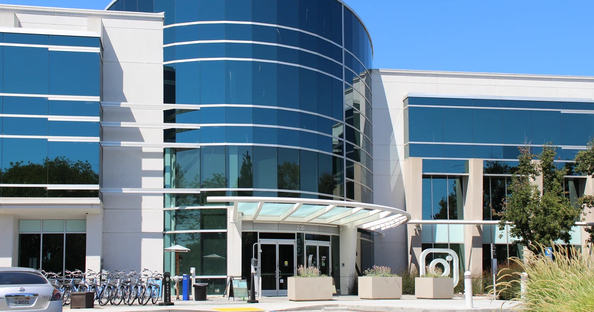 Meta explica por que seguidores não garantem alcance no Instagram Entrada do edifício 200 Jefferson Drive, em Menlo Park, com o símbolo do Instagram