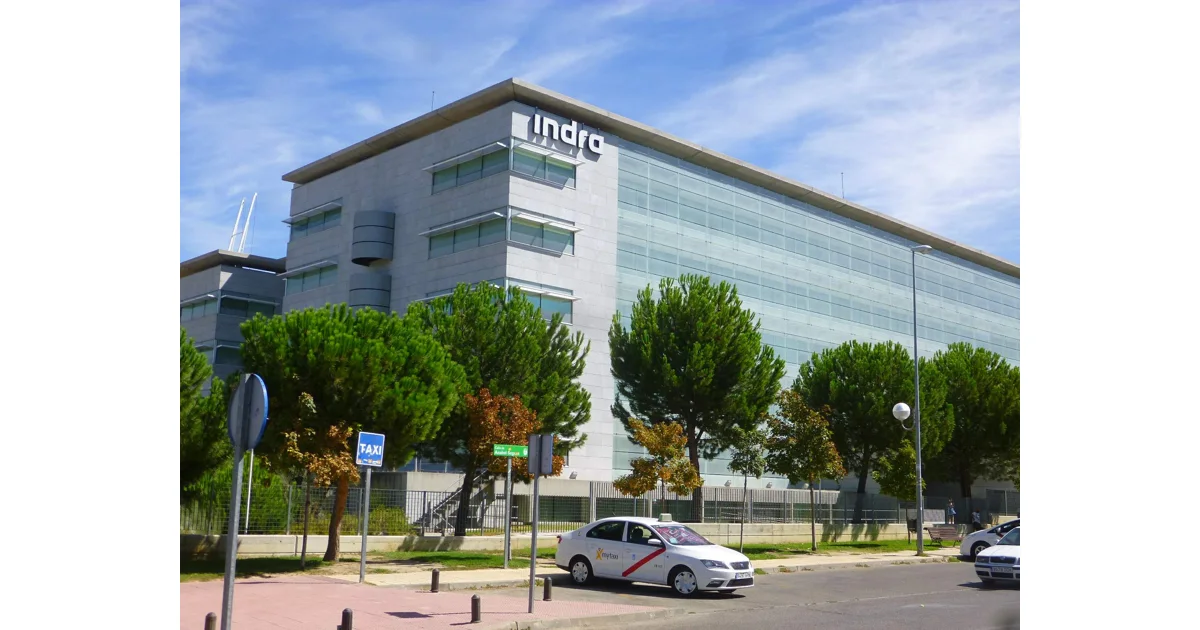 Fachada da Indra em Alcobendas, em fotografia de 2016.