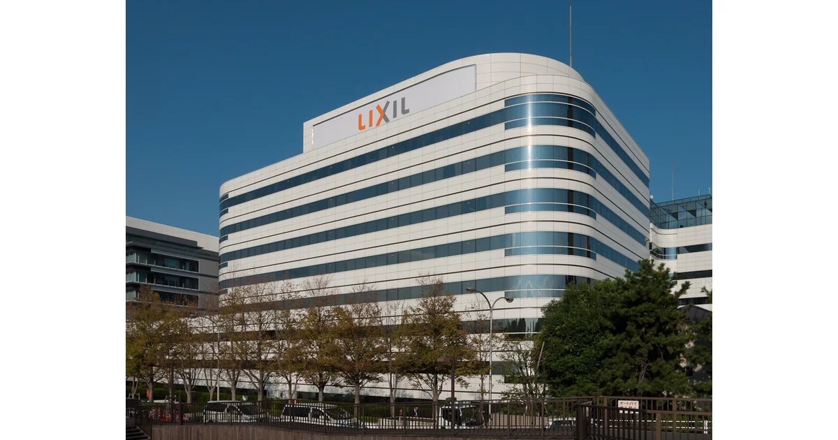 Edifício da LIXIL com letreiro visível em Tóquio, em outubro de 2011.