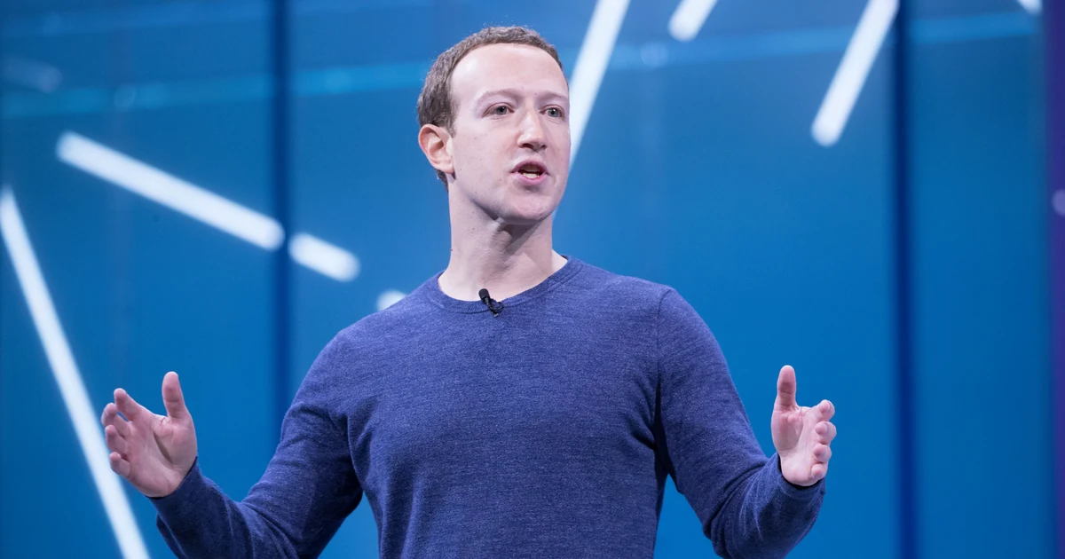 Meta é condenada a pagar US$ 25 bilhões em caso sobre privacidade no Facebook Mark Zuckerberg fala ao microfone durante o evento F8 de 2018