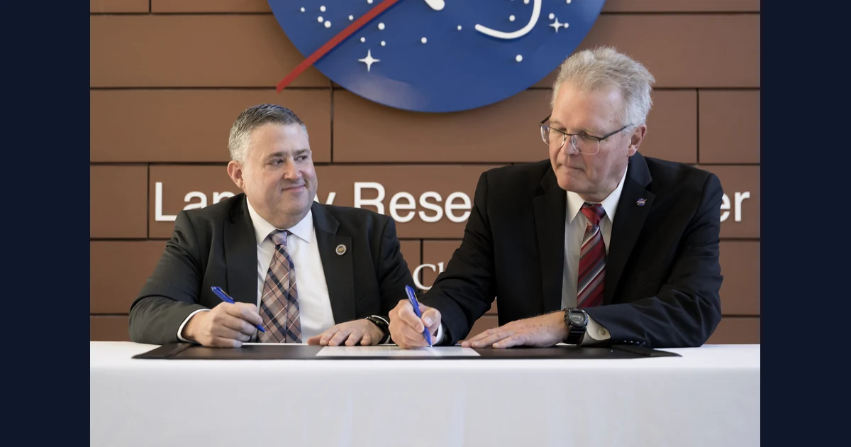 Vince Maiden e Allen Kilgore assinam acordo entre Virginia Energy e NASA Langley