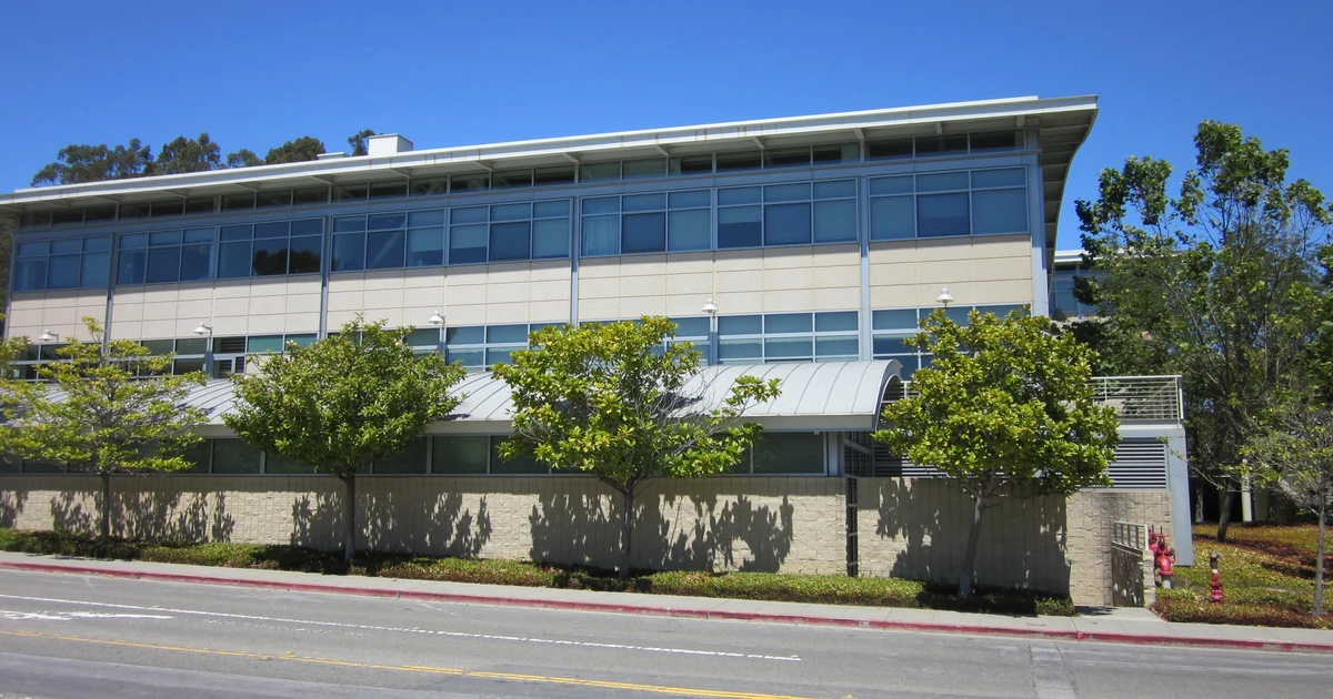 YouTube muda navegação e amplia feeds personalizados nos EUA Edifício da sede do YouTube em San Bruno, fotografado em 2010