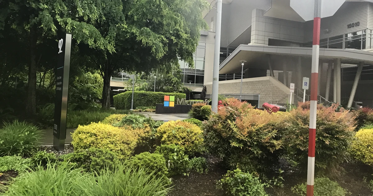 Microsoft e associação de bibliotecas anunciam formação gratuita em IA nos EUA Centro de Visitantes da Microsoft, com placa do edifício 92 e logotipo nos jardins