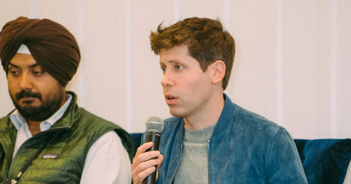 Sam Altman com microfone durante o evento The Grove em novembro de 2022.
