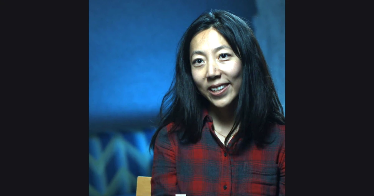 Julie Zhuo de camisa xadrez vermelha em quadro de vídeo da InVision de 2016