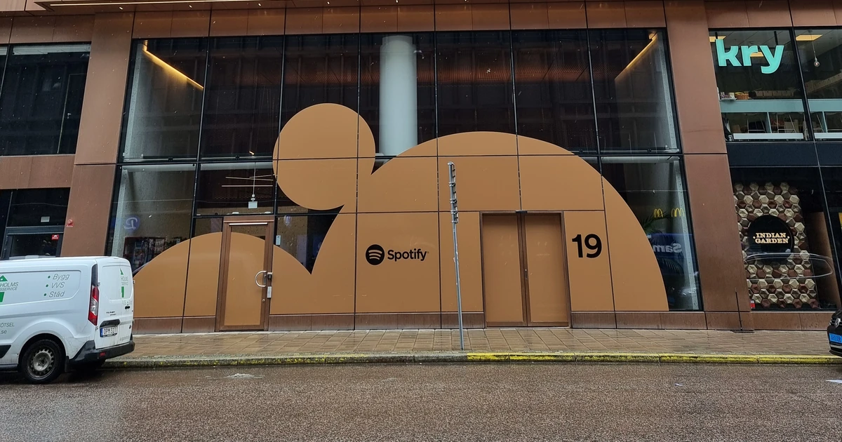 Entrada da sede do Spotify em Estocolmo, com a marca da empresa e o número 19 na fachada