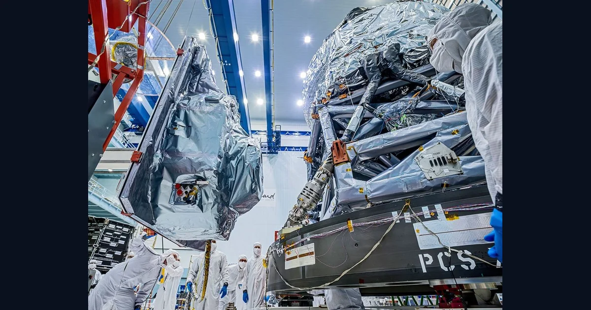 Telescópio Roman entra na fase final de calibração Técnicos instalam o Wide Field Instrument no telescópio Roman na sala limpa do centro Goddard