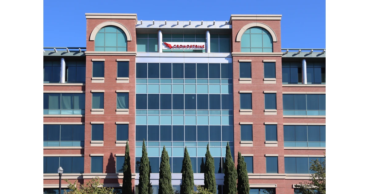 Fachada do escritório da CrowdStrike em Sunnyvale, com nome da empresa.