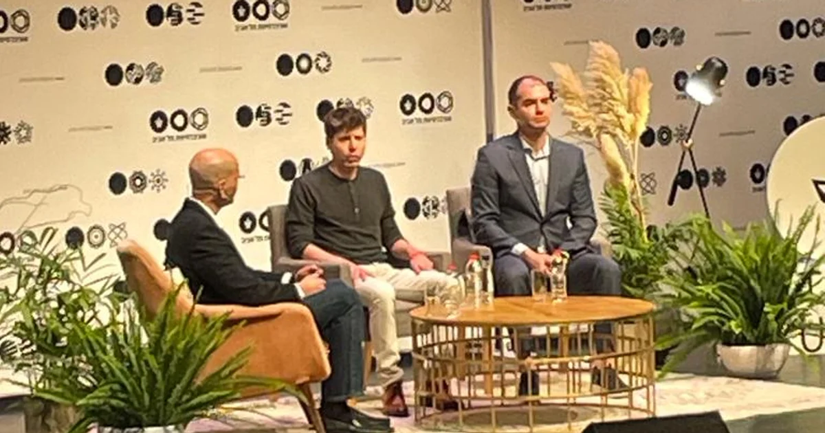 Sam Altman ao centro e Ilya Sutskever à direita em encontro na Universidade de Tel Aviv em junho de 2023