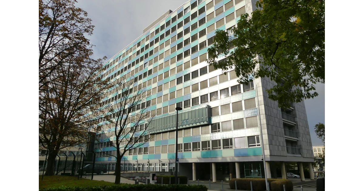 Alemanha registra alta de 0,2% no PIB trimestral Edifício do Destatis em Wiesbaden, com fachada azul e árvores à frente.