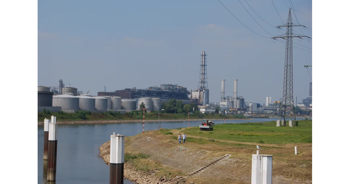 Instalações industriais com complexo da BASF em Ludwigshafen ao fundo, em agosto de 2009.