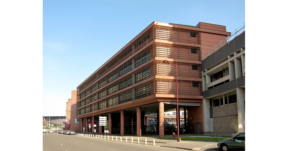 Edifício do Insee em Lille, com fachada de tijolos e identificação da instituição.