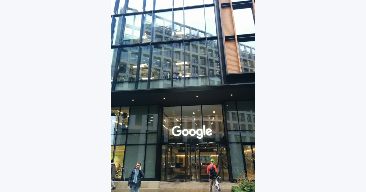 Entrada do edifício de Google e DeepMind em Londres, fotografada em 2017.