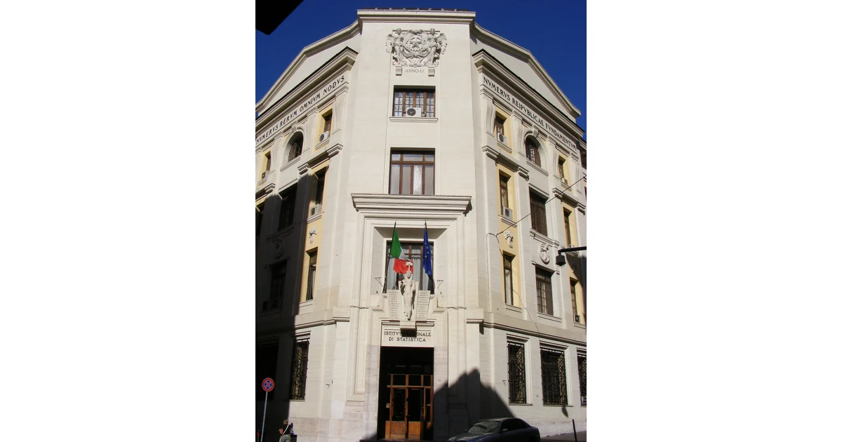 Edifício do Istat em Roma, com bandeiras italiana e europeia sobre a entrada.