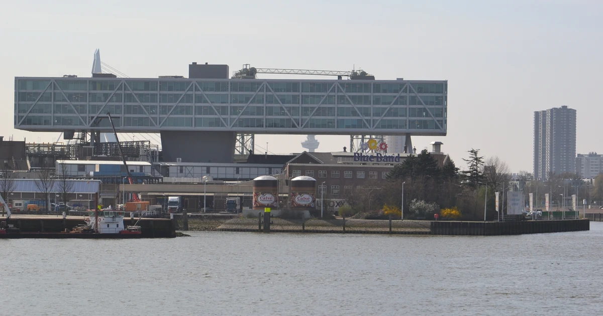 Edifício da Unilever Holland sobre instalações industriais em Roterdã, fotografado em março de 2012.
