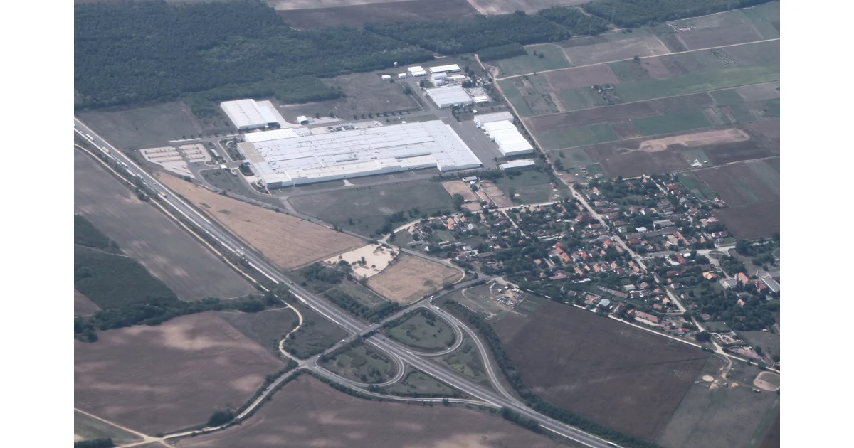 Vista aérea de instalações industriais e vias em Göd, em setembro de 2015.