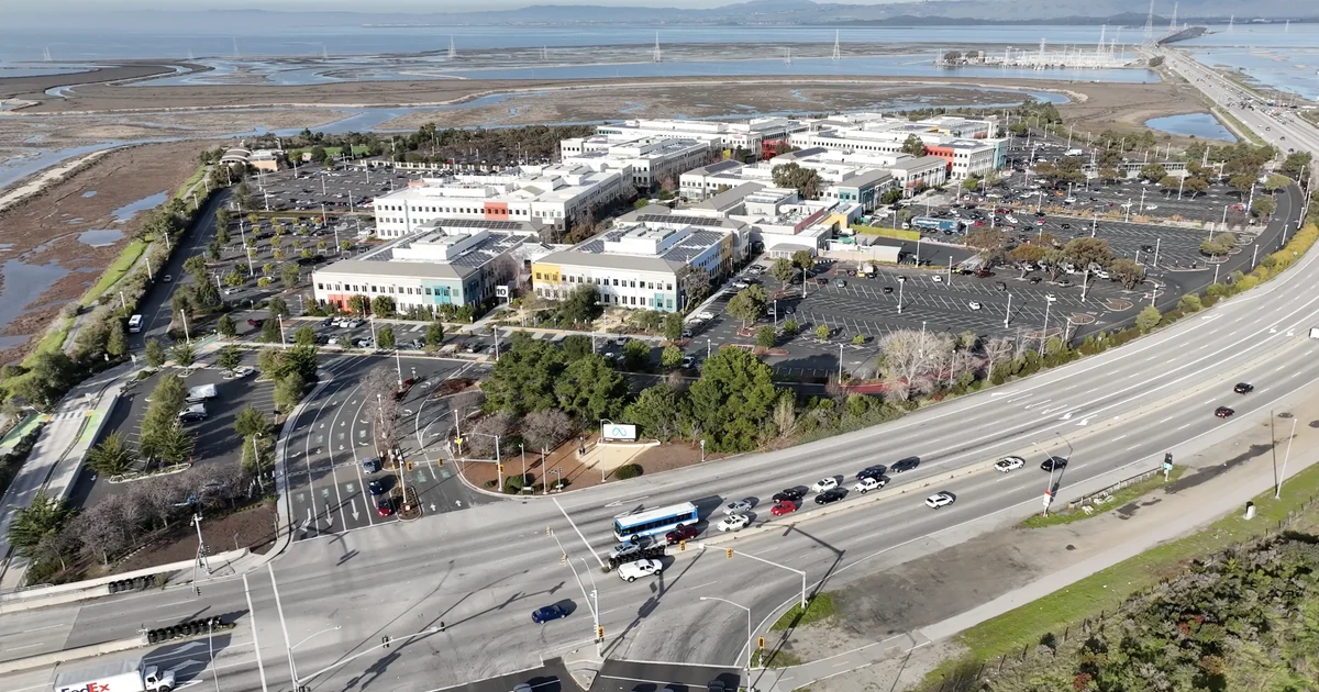 Meta informa alta de 14% no preço médio por anúncio no terceiro trimestre Vista aérea da sede da Meta em Menlo Park, com prédios, estacionamento e letreiro na entrada