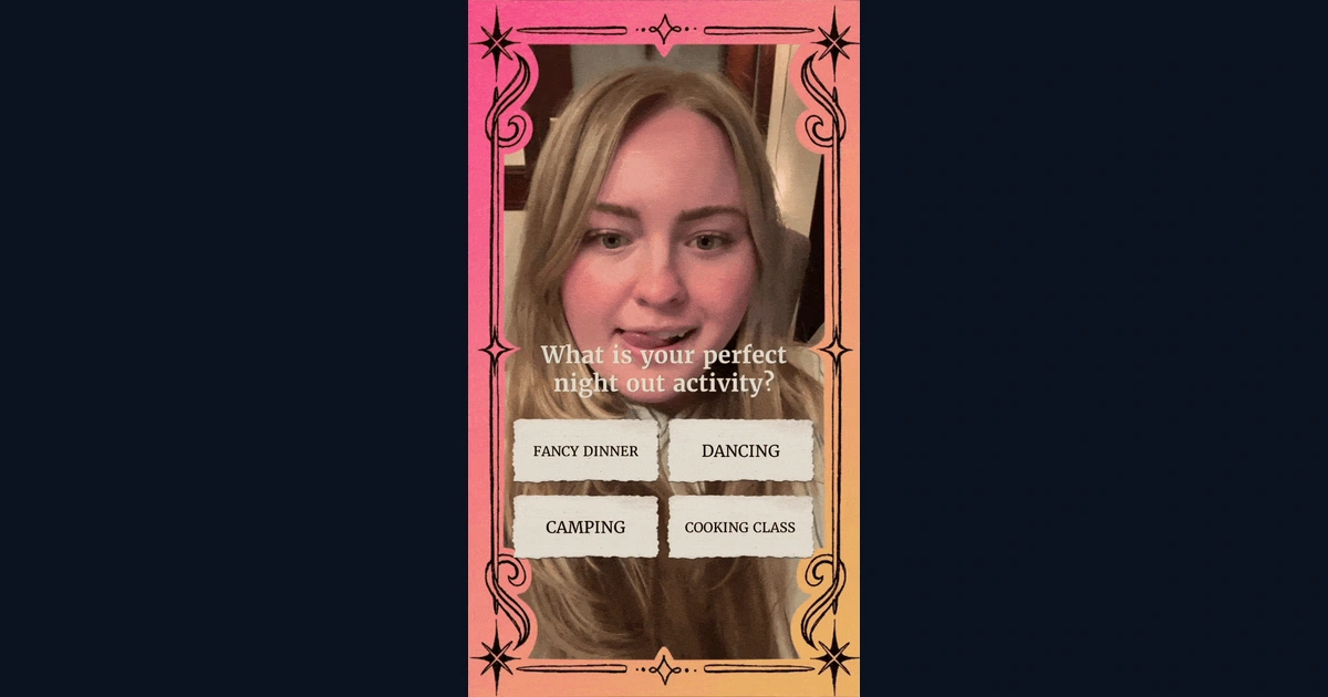 Pergunta com quatro respostas do ACOTAR Quiz sobreposta à imagem de uma pessoa