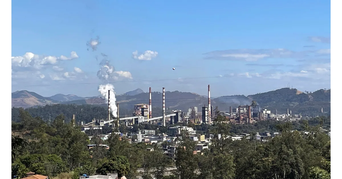 Fábrica da Usiminas em Ipatinga, vista de Santana do Paraíso em 2024.