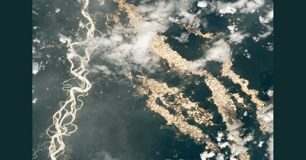 Rio Inambari, floresta e áreas de garimpo em Madre de Dios vistos da Estação Espacial Internacional em 2020