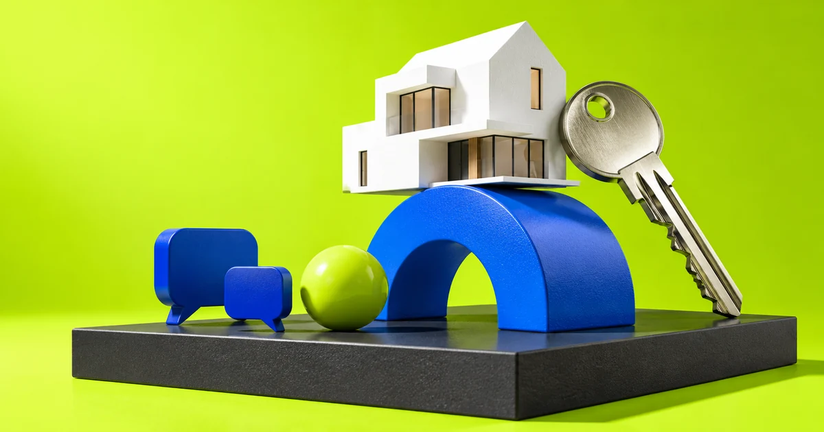 Chatbot para imobiliárias: como qualificar interessados e organizar visitas Maquete de uma casa, uma chave e blocos azuis equilibrados em uma composição de design sobre fundo verde-lima.