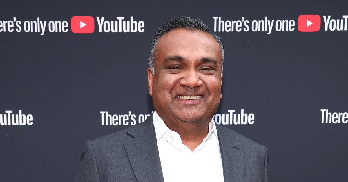 Neal Mohan, CEO do YouTube, diante do painel da empresa no Brandcast de maio de 2026
