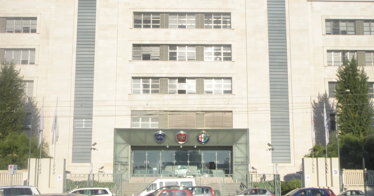Fachada da fábrica Fiat Mirafiori, com emblemas Fiat, Lancia e Alfa Romeo, em outubro de 2011.