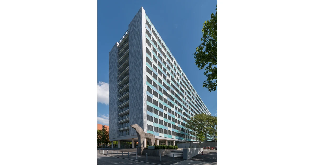 Edifício do Destatis em Wiesbaden, com escultura na entrada, em maio de 2014.
