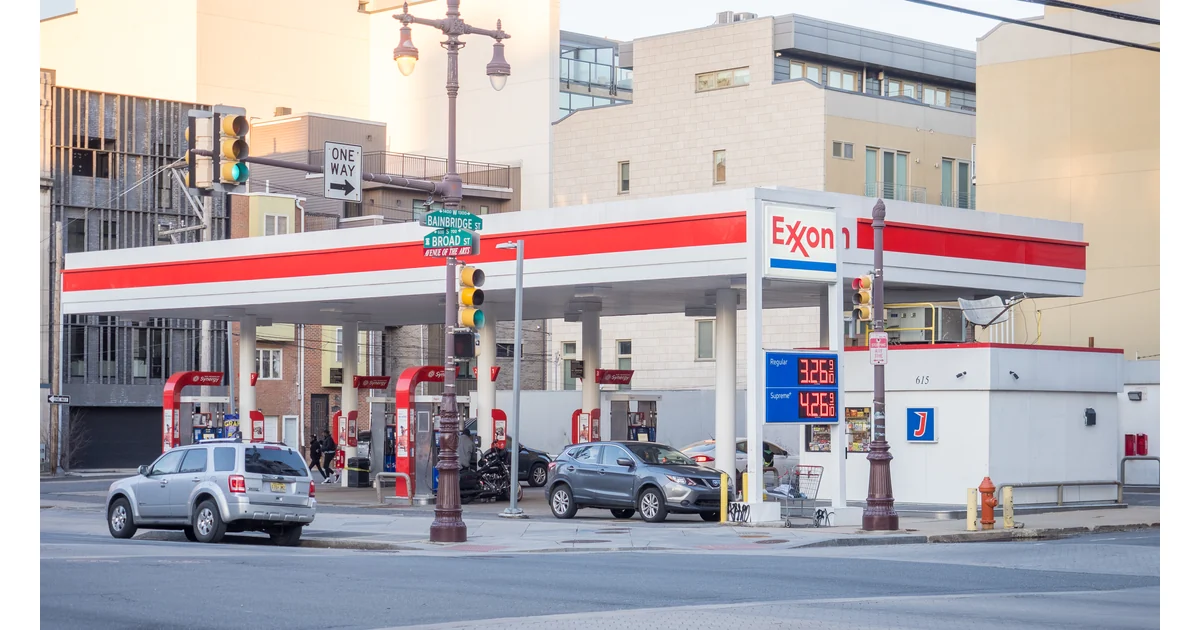 Posto Exxon com bombas e letreiro na Filadélfia, em fevereiro de 2024.