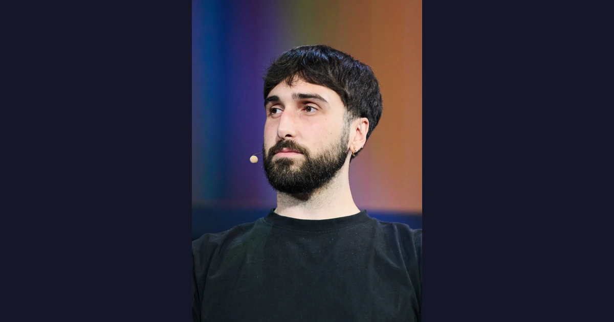 Aidan Gomez com microfone de cabeça durante a conferência ALL IN em Montreal em setembro de 2025